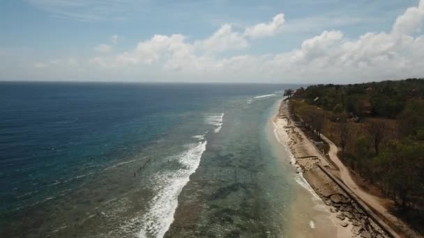 Hava güzel bir plaj tropikal bir adada görüntüleyin. Nusa Penida, Bali, Endonezya. — Stok video