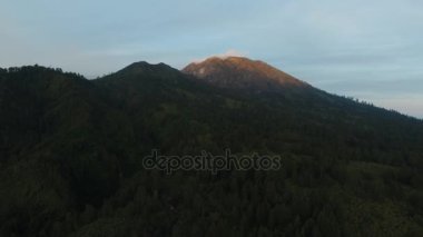 Gün batımı ile dağ manzarası. Jawa Adası, Endonezya.