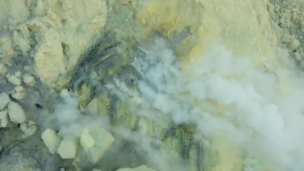 Kawah ijen, vulkanischer Krater, in dem Schwefel abgebaut wird. — Stockvideo