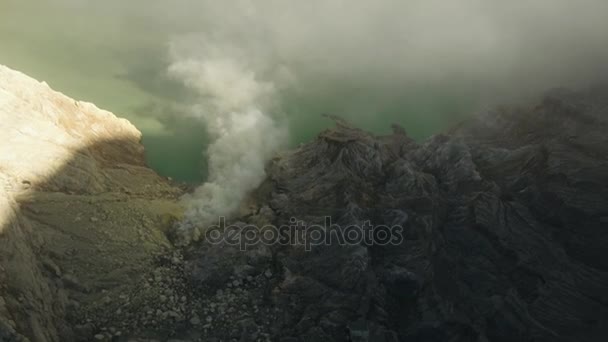 Kawah ijen, vulkanischer Krater, in dem Schwefel abgebaut wird. — Stockvideo