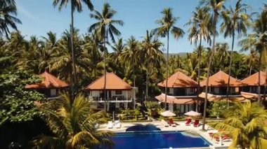 Deniz kıyısında havuzu olan bir otel, Bali.