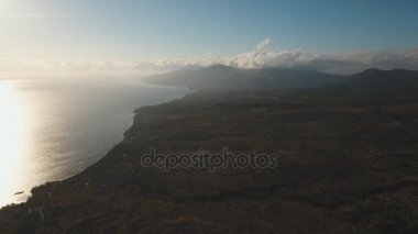 Sunrise deniz kıyısında. Bali, Amed, Endonezya.