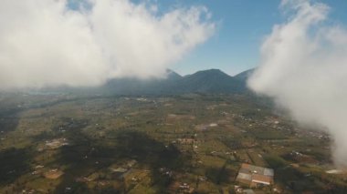 Vadi ve köy Bali, Endonezya ile dağ manzarası