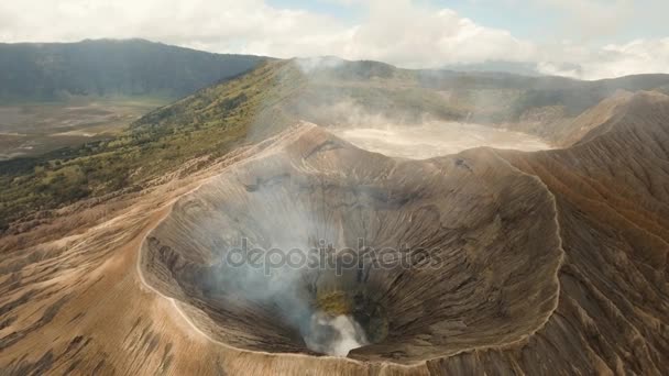 Aktivní sopka s kráterem. Gunung Bromo, Jawa, Indonésie. — Stock video