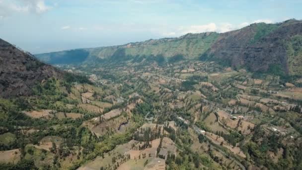Berglandschaft mit Tal und Dorf jawa island, Indonesien. — Stockvideo