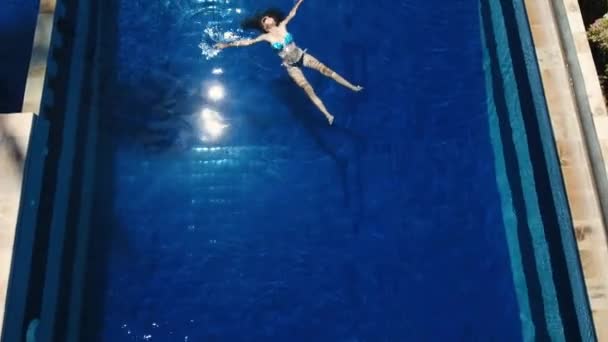 La fille nage dans la piscine. — Video