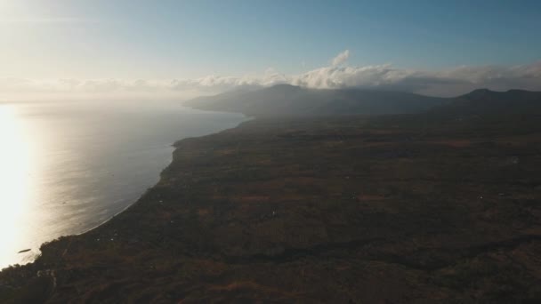 Sunrise deniz kıyısında. Bali, Amed, Endonezya. — Stok video