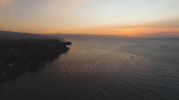 Deniz kıyısında günbatımı. Bali, Amed, Endonezya. — Stok video