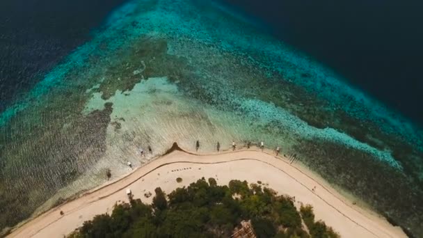 Letecký pohled na krásné pláži na tropickém ostrově. Mantigue island Filipíny. — Stock video
