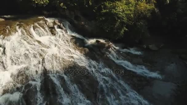 Schöner tropischer Wasserfall. Bali, Indonesien. — Stockvideo