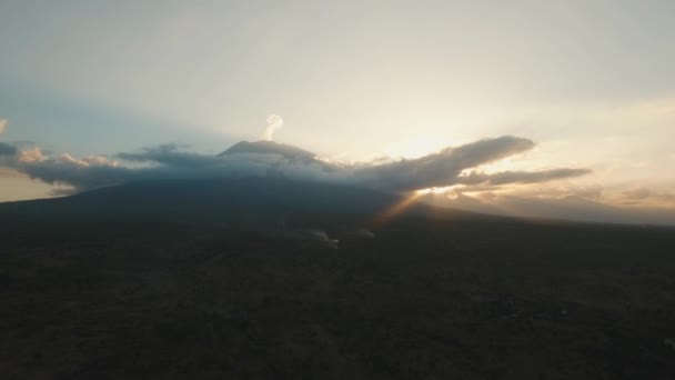 Volcán activo Gunung Agung en Bali, Indonesia. — Vídeo de stock