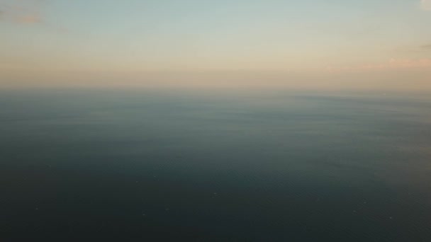 Vue aérienne de la surface de l'eau au coucher du soleil.Bali. — Video