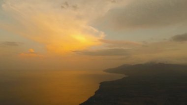 Deniz kıyısında gün batımı. Bali, Endonezya.