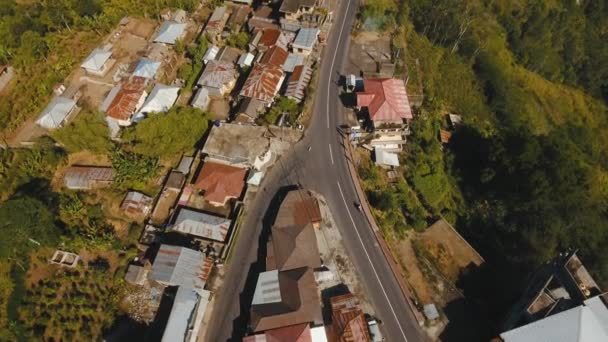 Paisaje de montaña tierras agrícolas y pueblo Bali, Indonesia. — Vídeos de Stock