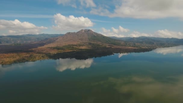 湖と火山のバトル。インドネシアのバリ. — ストック動画