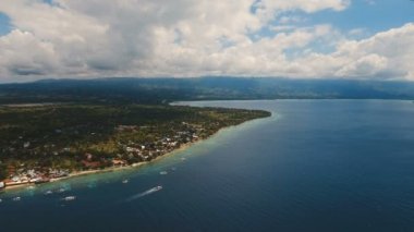 Havadan görünümü güzel plaj tropikal adada. Cebu Adası Filipinler.