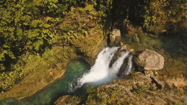 Pięknym tropikalnym wodospadem. Wyspa Cebu Filipiny. — Wideo stockowe