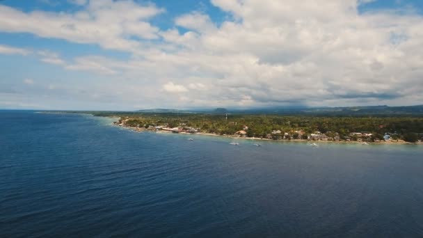 Mooie luchtfoto strand op het tropische eiland. Cebu island, Filippijnen. — Stockvideo