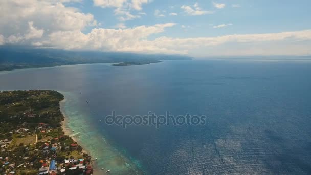 Vista aérea hermosa playa en la isla tropical. Isla de Cebú Filipinas . — Vídeo de stock
