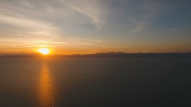 Prachtige zonsondergang boven zee, luchtfoto. Cebu — Stockvideo