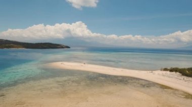 Tropikal ada Menjangan 'da hava manzaralı güzel bir plaj. Bali, Endonezya.