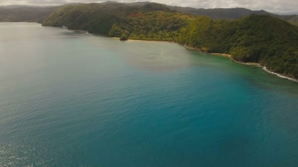 鸟瞰图热带环礁湖、 大海、 沙滩。热带小岛。卡坦端内，菲律宾. — 图库视频影像