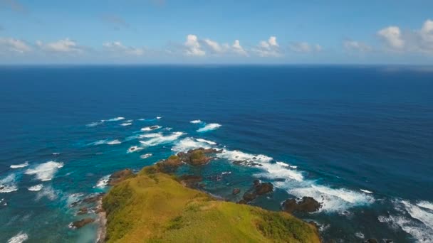 从空中俯瞰海景的热带岛屿、 沙滩、 岩石和波。卡坦端内，菲律宾. — 图库视频影像