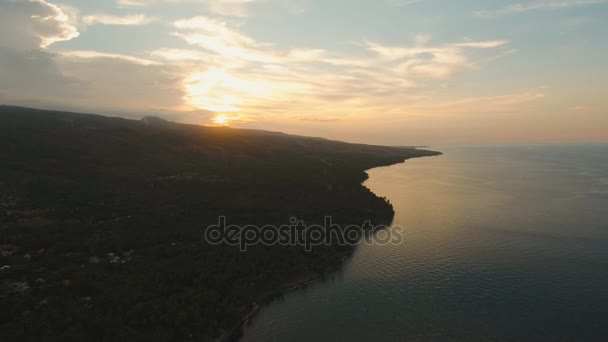 Захід сонця на узбережжі моря. Балі (Індонезія). — стокове відео