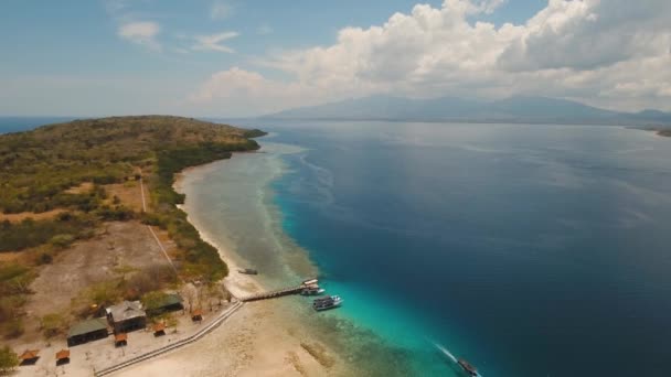 Вид с воздуха красивый пляж на тропическом острове Менджанган. Бали, Индонезия. — стоковое видео