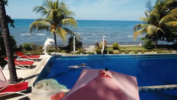 Chica está nadando en la piscina. — Vídeo de stock