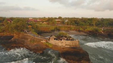 Endonezya 'daki Tanah Lot Bali adasındaki Hindu tapınağı..