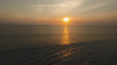 Gün batımında su yüzeyi görüntüsü. Bali.