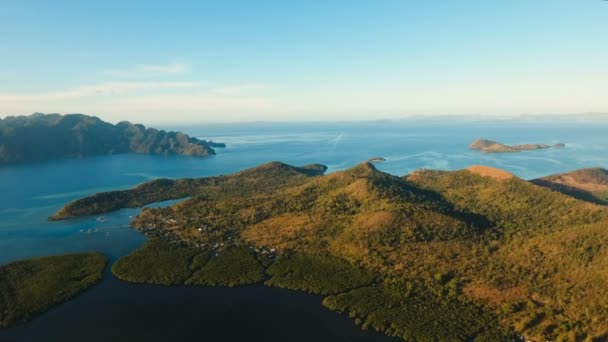 Uitzicht vanuit de lucht tropische lagune, zee, strand. Tropisch eiland. Busuanga, Palawan, Filipijnen. — Stockvideo