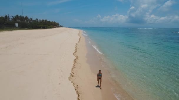 Κορίτσι που περπατάει στην παραλία. Μπαλί, Ινδονησία. — Αρχείο Βίντεο
