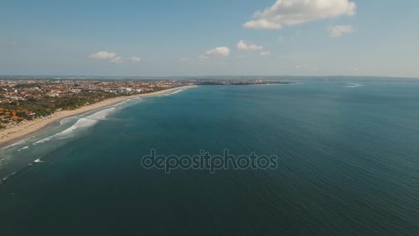Letecký pohled krásná pláž, Bali, Kuta. — Stock video