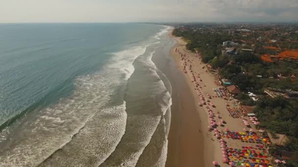 Letecký pohled krásná pláž, Bali, Kuta. — Stock video