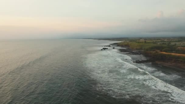 Pôr do sol na costa do mar. Bali, Indonésia. — Vídeo de Stock
