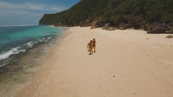 Jovem casal na praia. — Vídeo de Stock