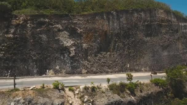 Keluarga mengendarai sepeda motor di sepanjang jalan — Stok Video