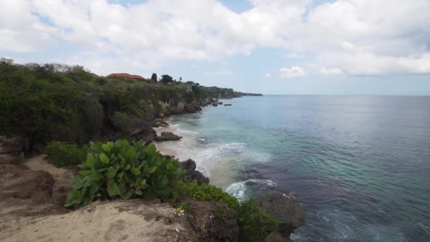 Widok na wybrzeże z plaży. — Wideo stockowe