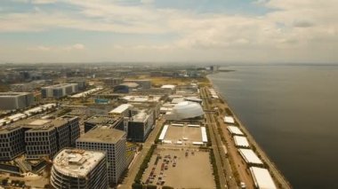 Gökdelenleri ve binaları olan bir havacılık şehri. Filipinler, Manila, Makati.