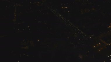 Gece gökyüzünde havai fişekler