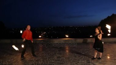Geceleyin ateş gösterisi.