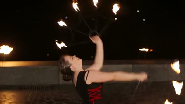 Feuershow in der Nacht. — Stockvideo