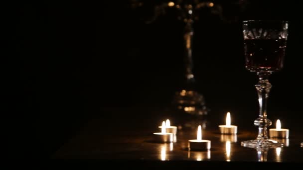 酒杯和燃烧的蜡烛. — 图库视频影像