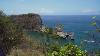 Uçurumun kenarında duran ve denize bakan bir kız. Bali, Endonezya