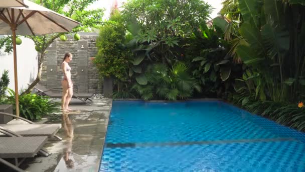 Ragazza sta nuotando in piscina. — Video Stock