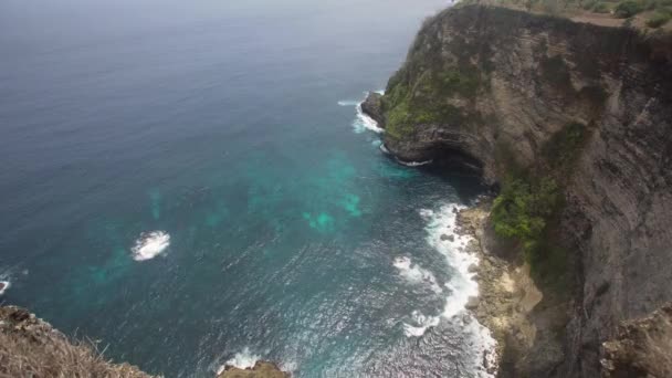 Sziklák, tenger és hullámok Nusa Penida, Bali, Indonézia — Stock videók