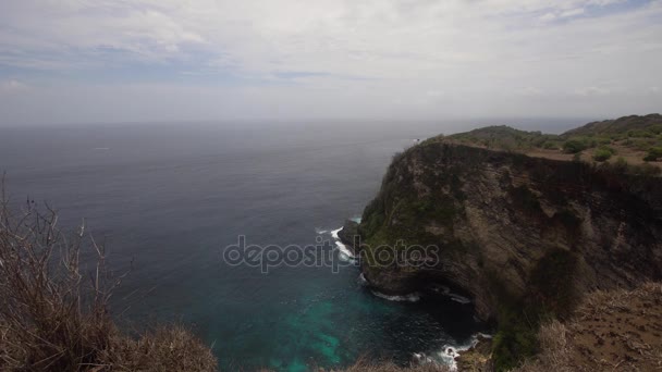 Klippor, hav och vågor vid Nusa Penida, Bali, Indonesien — Stockvideo