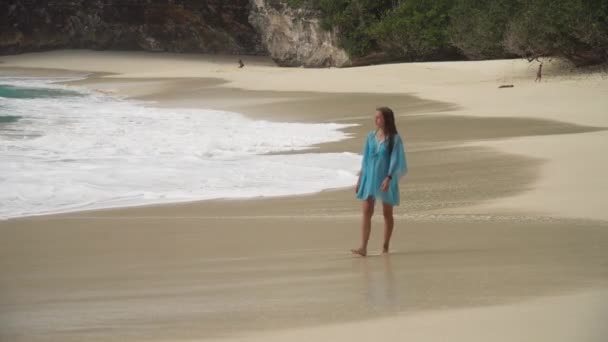 Fille marchant sur la plage. Bali, Indonésie. — Video